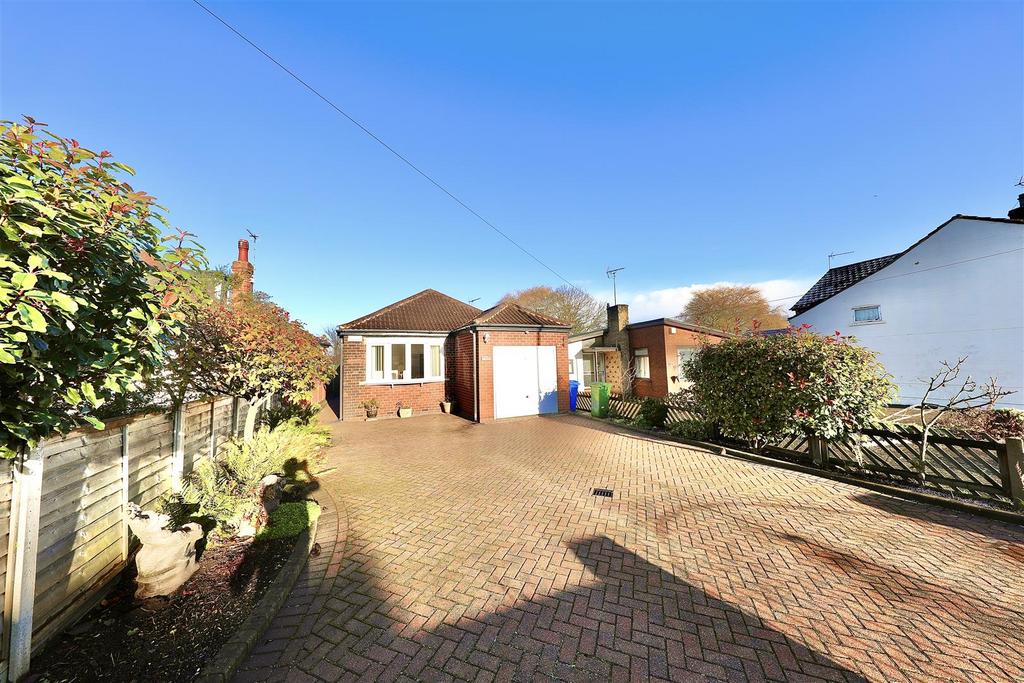New Village Road, Cottingham 3 bed detached bungalow for sale £300,000