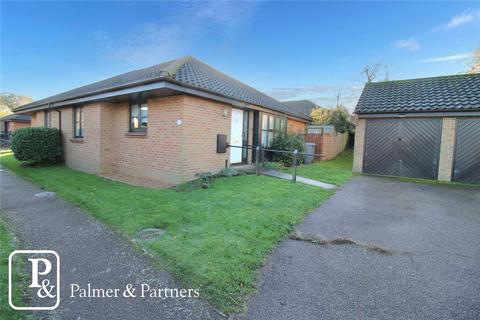 2 bedroom bungalow for sale - Henley Close, Saxmundham, Suffolk, IP17