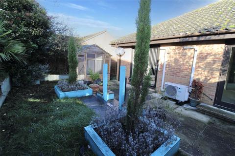 2 bedroom bungalow for sale - Henley Close, Saxmundham, Suffolk, IP17