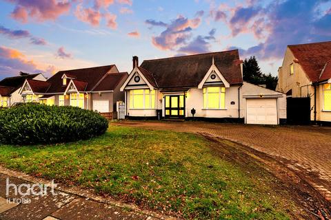 2 bedroom bungalow for sale - Parkway, Ilford