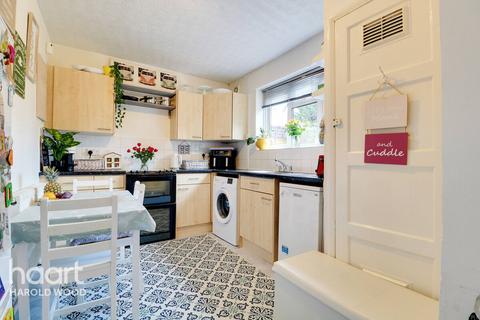 3 bedroom terraced house for sale - Chippenham Walk, Romford