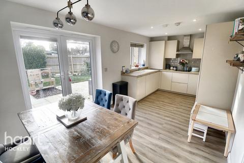 27 Charles Crescent, Rochford, SS4 1FT