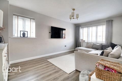 27 Charles Crescent, Rochford, SS4 1FT