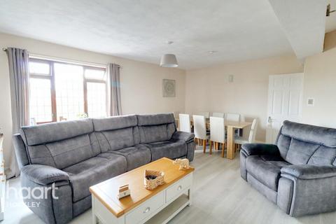 3 bedroom maisonette for sale - Ashingdon Road, Rochford