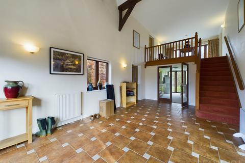 3 bedroom barn conversion to rent, King Row, Shipdham, IP25