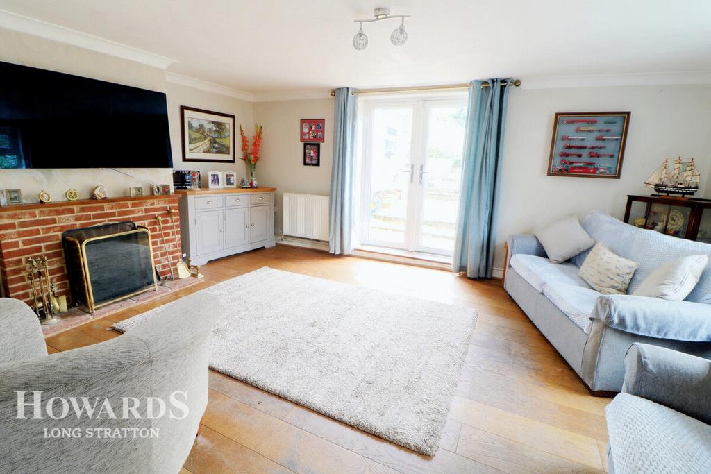 91 High Road, Wortwell IP20 0EF 4 bed cottage for sale £350,000