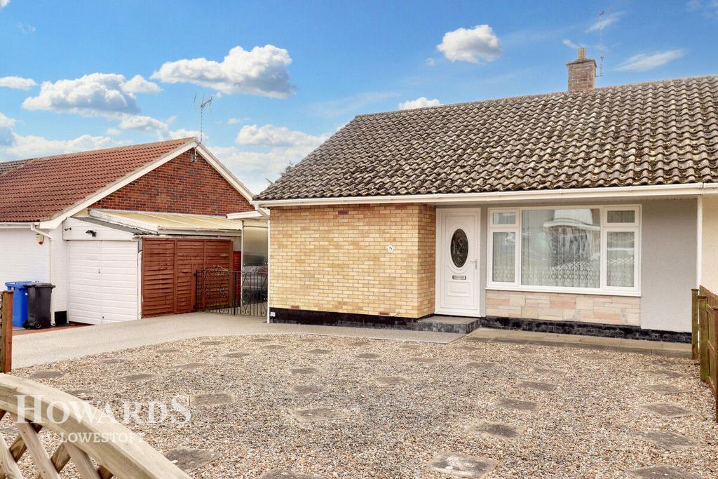 Pinewood Avenue, Lowestoft 2 bed semidetached bungalow for sale £210,000