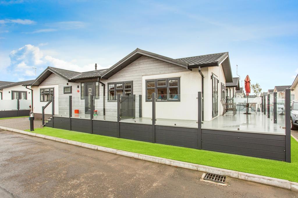 Sandy Bay, Canvey Island, Essex, SS8 2 bed park home for sale £325,000