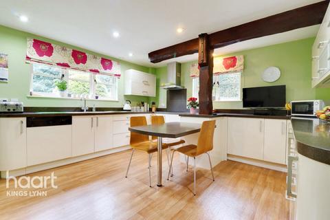 4 bedroom detached house for sale, Hugh Close, North Wootton