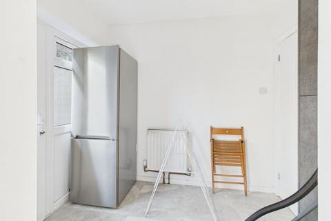 3 bedroom semi-detached house to rent, Rowan Close, Beaconsfield, HP9