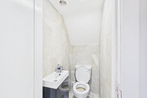 3 bedroom semi-detached house to rent, Rowan Close, Beaconsfield, HP9