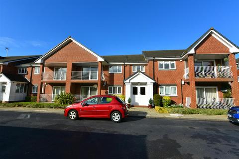 2 bedroom apartment to rent, Saxon Road, Birkdale, Southport