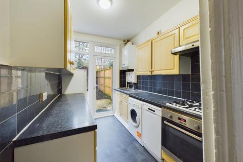 3 bedroom terraced house to rent, Seely Road, Tooting