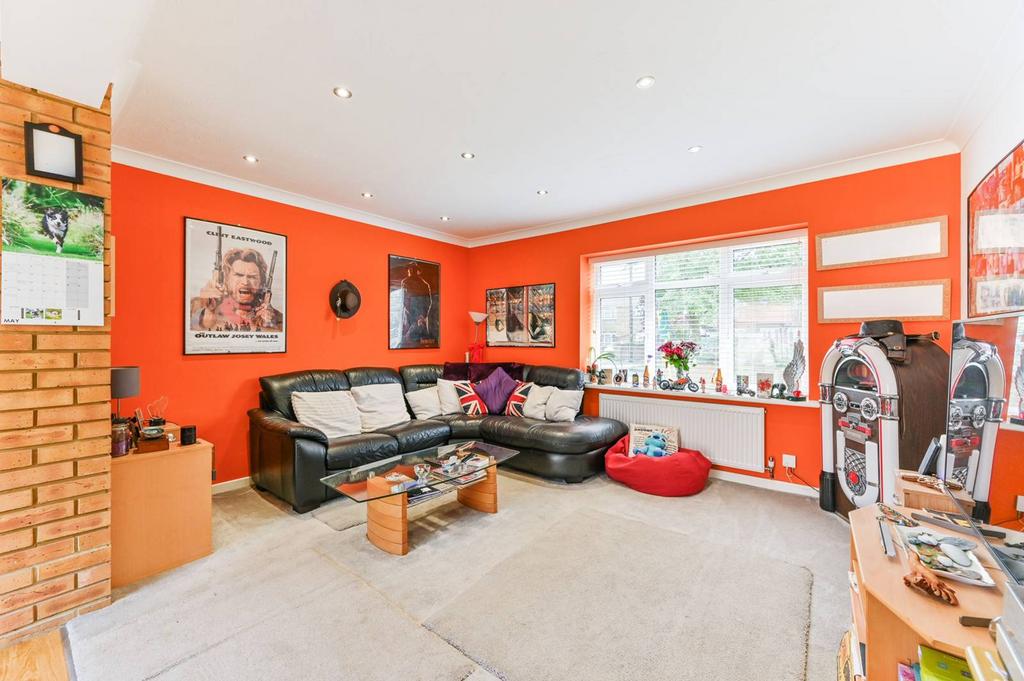 Carisbrooke Road, Mitcham, CR4 3 bed semidetached house for sale £
