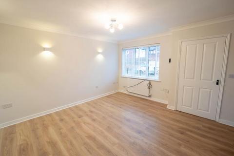 3 bedroom semi-detached house to rent, Bromshill Drive, Salford