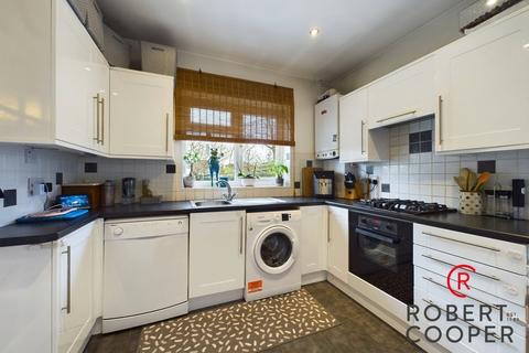 3 bedroom bungalow to rent, Woodford Crescent, Pinner, HA5