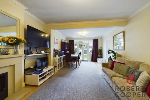 3 bedroom bungalow to rent, Woodford Crescent, Pinner, HA5