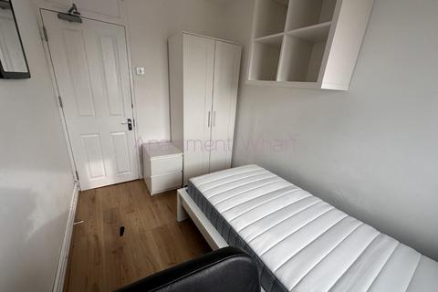 1 bedroom in a flat share to rent, Langdon House, London, E14