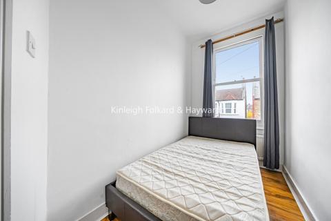 3 bedroom flat to rent, Himley Road Tooting SW17