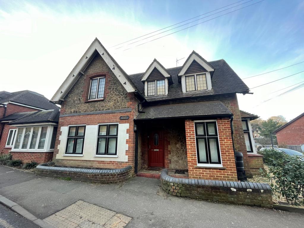 Brighton Road, Godalming, Surrey, GU7 2 bed apartment £1,450 pcm (£