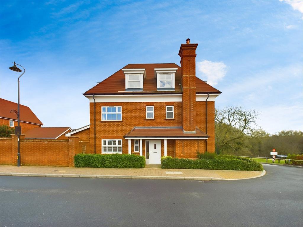 Horsham RH12 4 bed semidetached house for sale £675,000