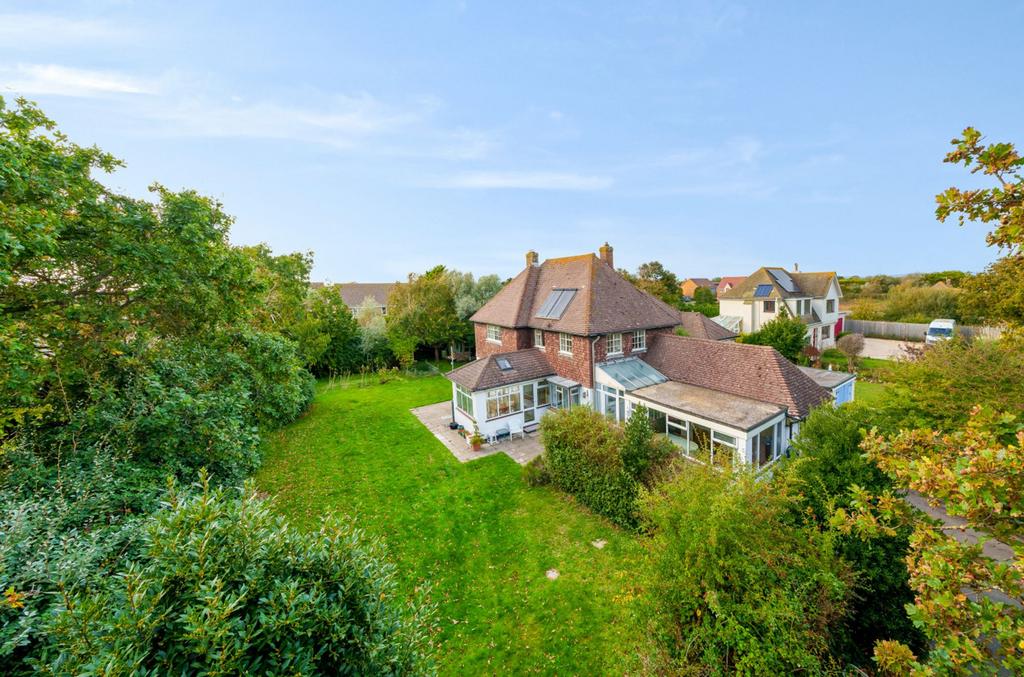 Church Road, East Wittering, PO20 4 bed detached house - £650,000