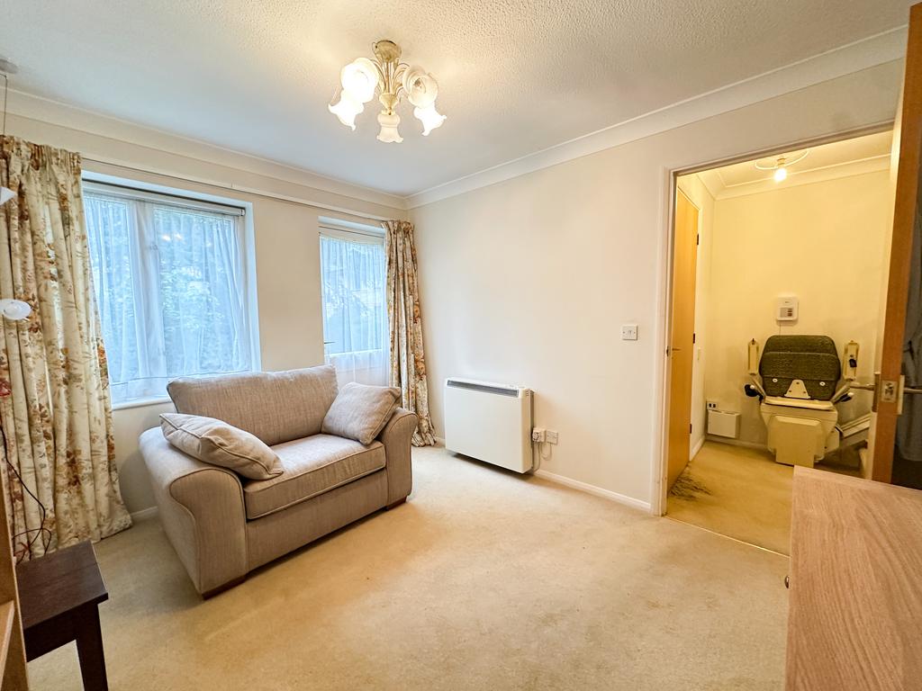 Bed 2 /Dining room