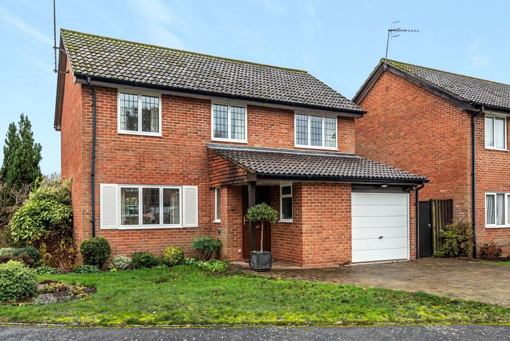 Ellery Close, Cranleigh, GU6 3 bed detached house for sale £595,000