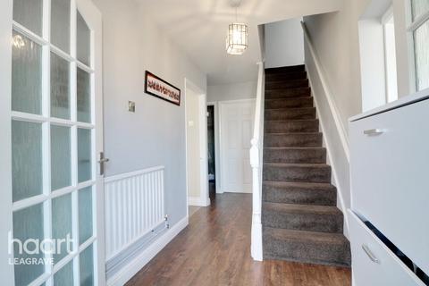 4 bedroom semi-detached house for sale, Swasedale Road, Luton