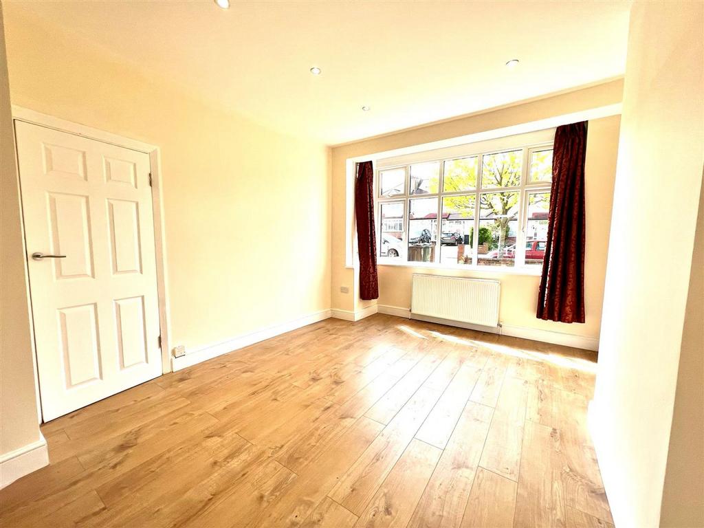 Stoneleigh Avenue, Worcester Park, KT4 3 bed terraced house £2,000 pcm (£462 pw)