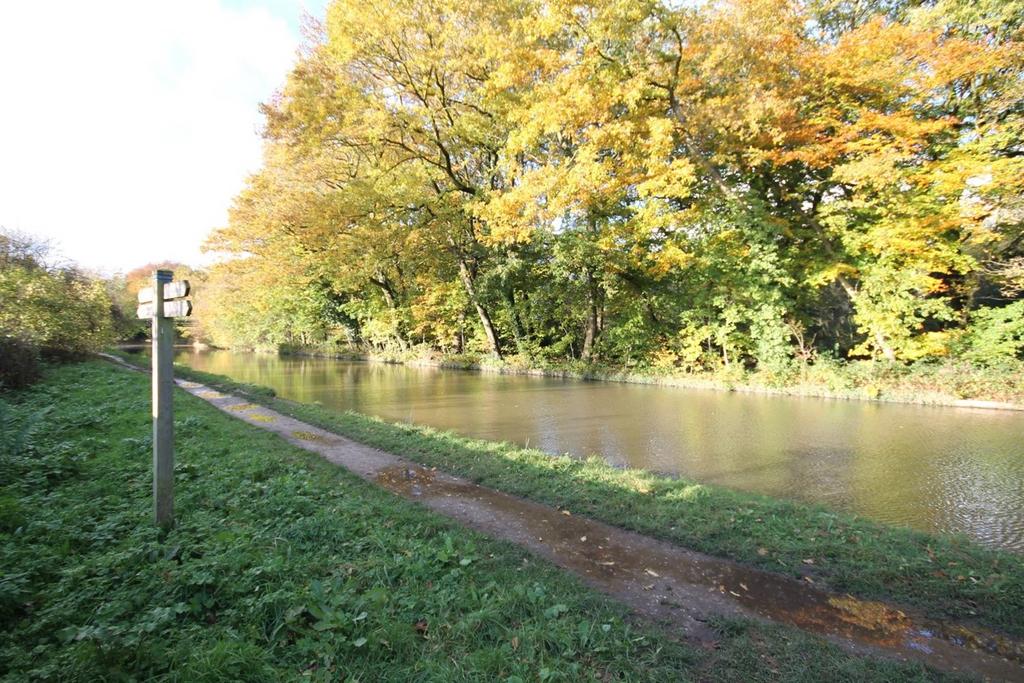 Externally - Canal V