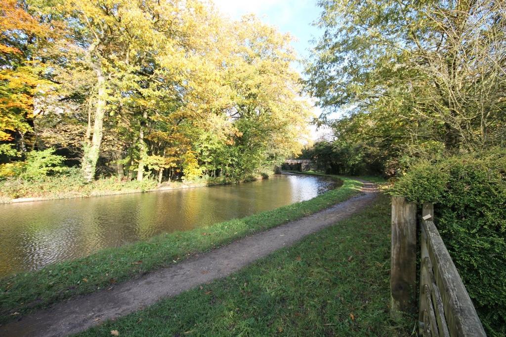 Externally - Canal V