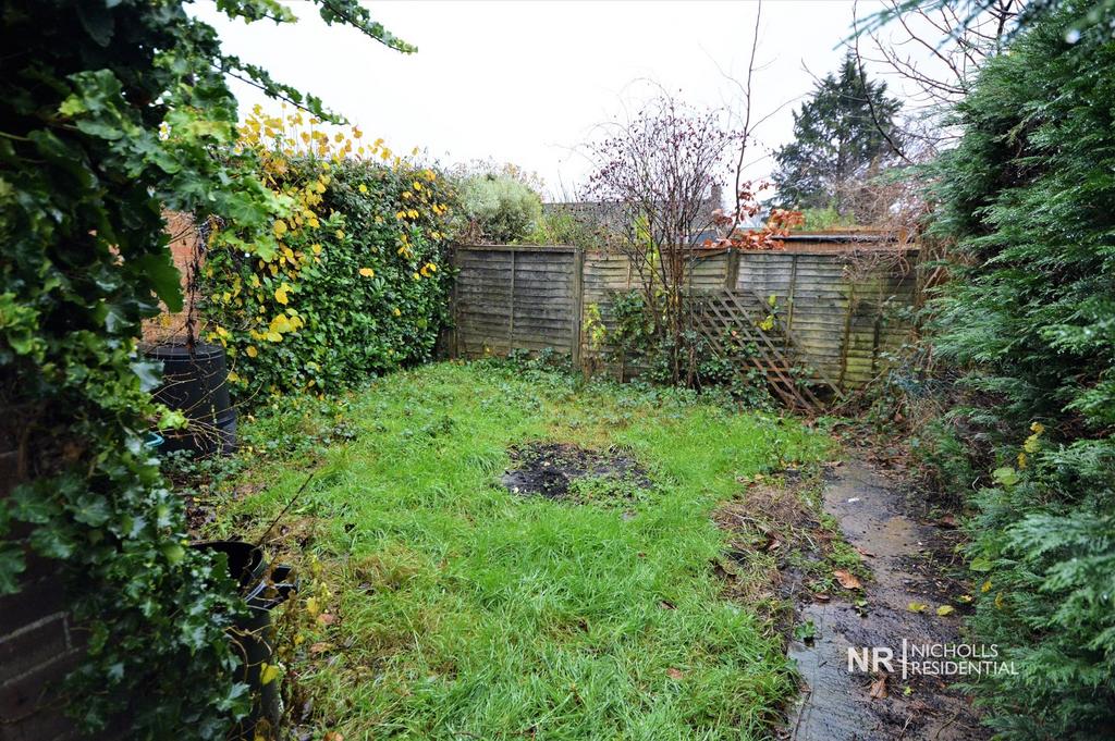 Frimley Road, Chessington, Surrey. KT9 2 bed for sale £300,000