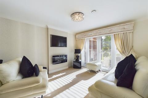 2 bedroom flat for sale, Hampton Court, Aughton Park Drive, Ormskirk, L39 5RJ