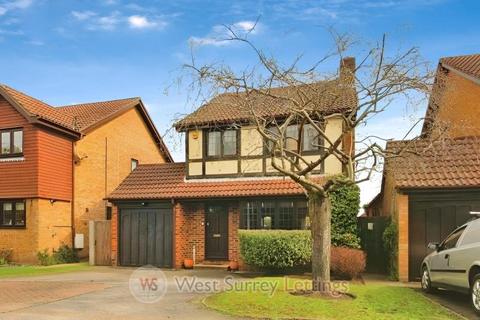 3 bedroom detached house to rent, The Paddocks, New Haw, KT15 3LX