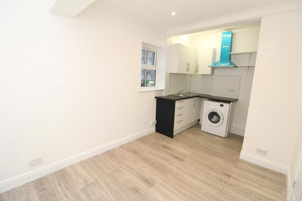 Eltham High Street, London, SE9 Terraced house to rent £900 pcm (£208 pw)