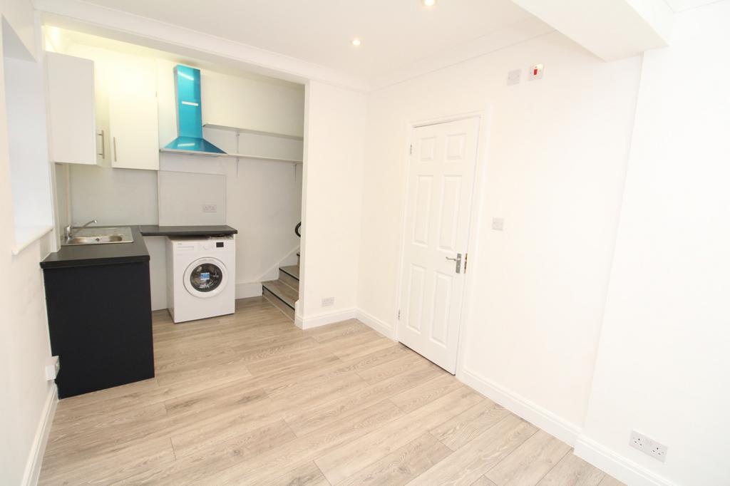 Eltham High Street, London, SE9 Terraced house to rent £900 pcm (£208 pw)