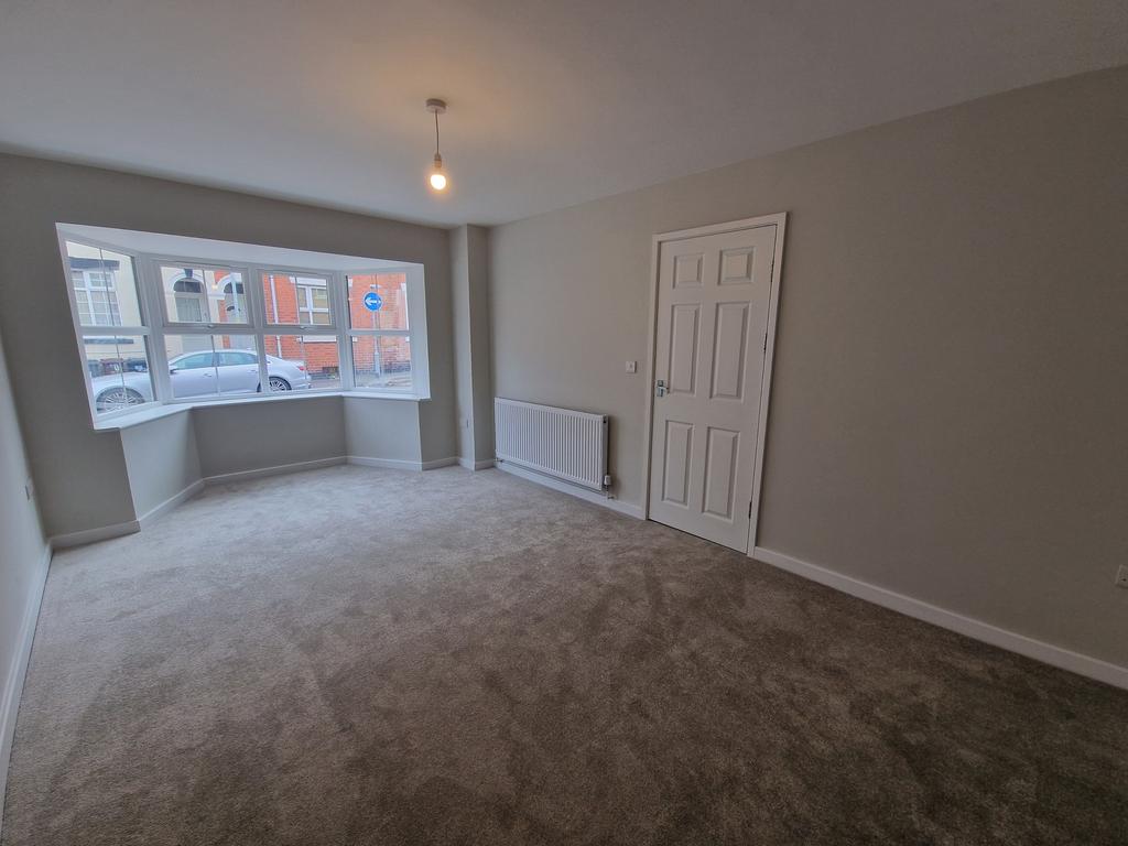 Haden Hill, Wolverhampton WV3 4 bed semidetached house £1,500 pcm (£