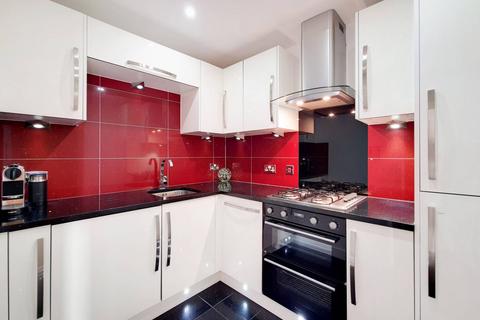 3 bedroom flat to rent, Newport Avenue, Canary Wharf, London, E14