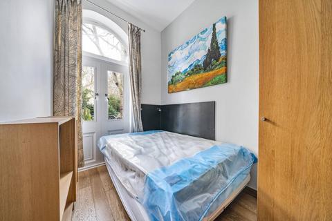 Studio to rent, Cartwright Gardens, Bloomsbury, London, WC1H