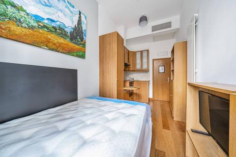 Studio to rent, Cartwright Gardens, Bloomsbury, London, WC1H