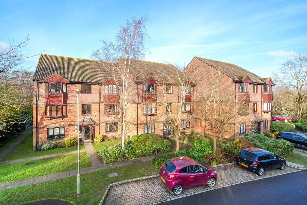 Foxhills, Woking, GU21 2 bed apartment for sale £265,000