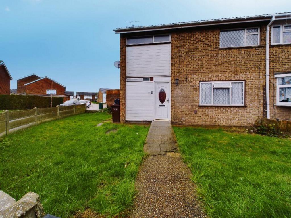 Fifth Avenue, Canvey Island, SS8 3 Bed Semi-detached House - £260,000