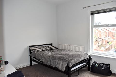 3 bedroom terraced house to rent, Newlyn Street, Rusholme, Manchester