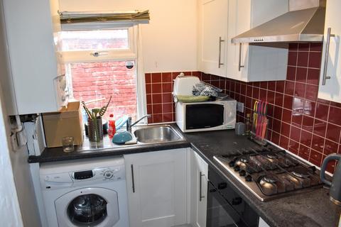 3 bedroom terraced house to rent, Newlyn Street, Rusholme, Manchester