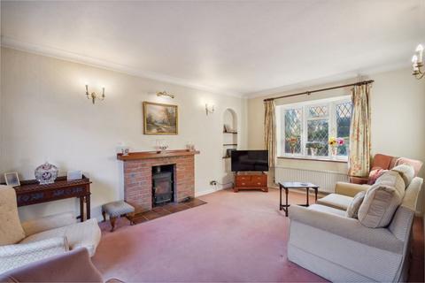 8 Ashenden Walk, Farnham Common, Slough, SL2 3UF