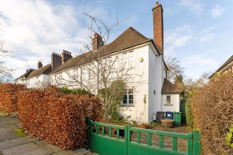7 Hogarth Hill, London, NW11 6AY