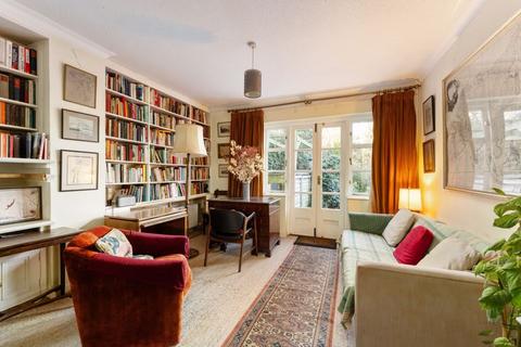 7 Hogarth Hill, London, NW11 6AY