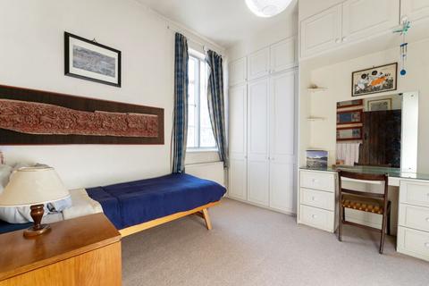 7 Hogarth Hill, London, NW11 6AY