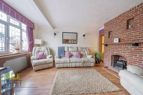 37 Ford Close, Rainham, RM13 7AU